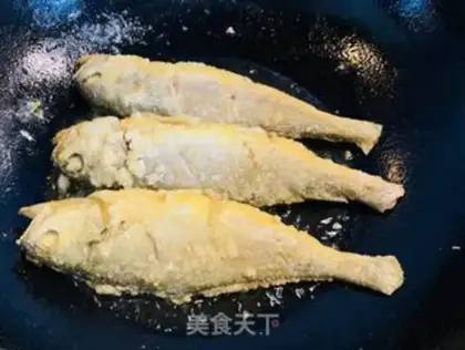 Make Pyramid mushrooms and yellowfish step 3