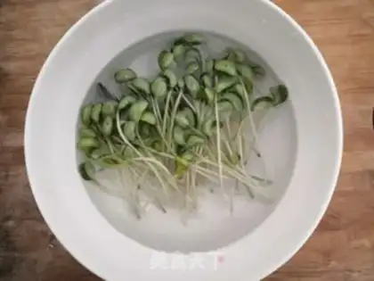 Make Crab Willow black bean sprouts step 2