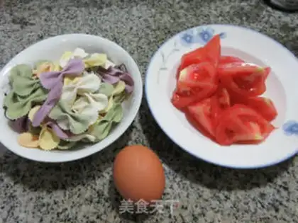 Make Eggs and tomato butterflies step 0