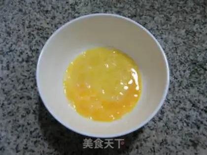 Make Eggs and tomato butterflies step 1