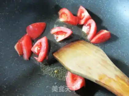 Make Eggs and tomato butterflies step 2