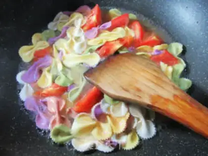 Make Eggs and tomato butterflies step 3