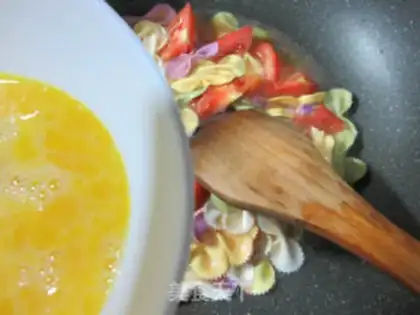Make Eggs and tomato butterflies step 4