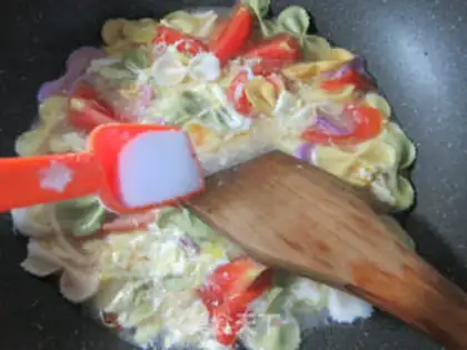Make Eggs and tomato butterflies step 5
