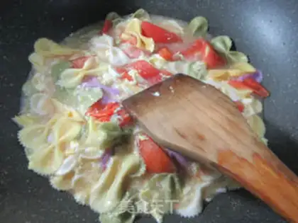 Make Eggs and tomato butterflies step 6