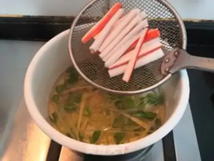 Make Crab Willow black bean sprouts step 13