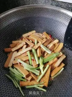 Make Celery fried dry step 4