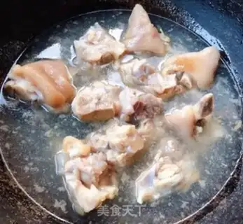 Make Sea-carrot pig hoof soup step 1