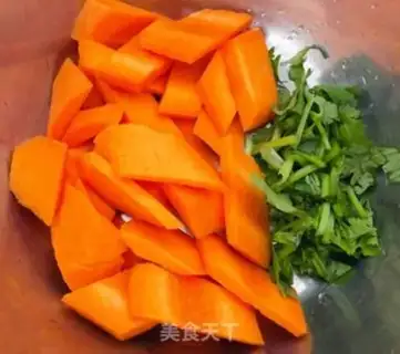 Make Sea-carrot pig hoof soup step 3