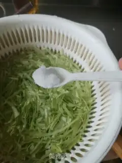 Make Japanese cabbage salad step 2