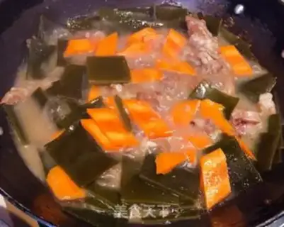Make Sea-carrot pig hoof soup step 7