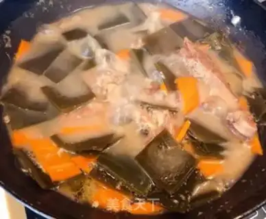 Make Sea-carrot pig hoof soup step 8