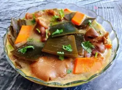 Make Sea-carrot pig hoof soup step 10