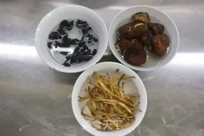 Make Salted tofu brain and black soy pudding step 1