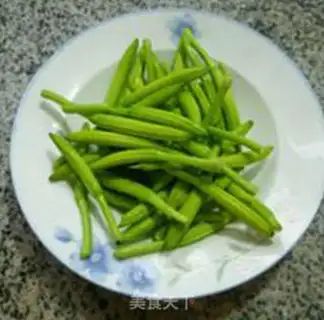 Make The green bean sprouts with yellow flower step 1