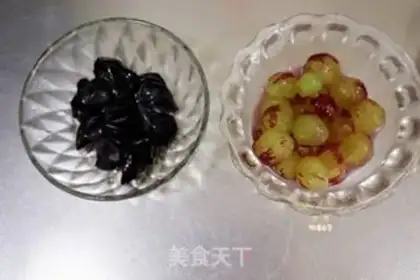 Make Red grapes on the net step 0