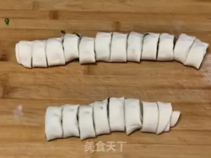 Make Mini onion roll step 3