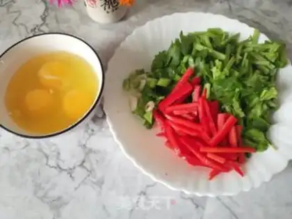 Make Celery pepper fried eggs step 1