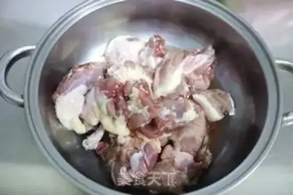Make A beer and duck stew step 1