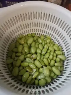 Make Rhodish and fried beans step 1