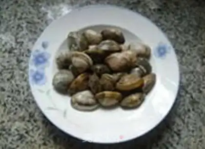 Make Shrimp clams and saline bamboo soup step 1