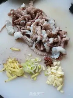Make Spicy octopus step 1