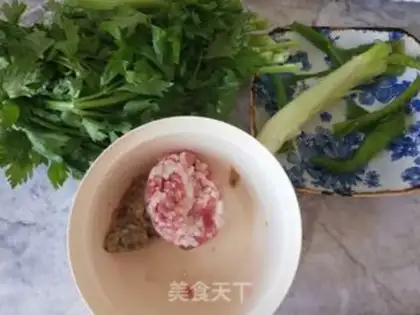 Make Celery pepper pork dumplings step 0