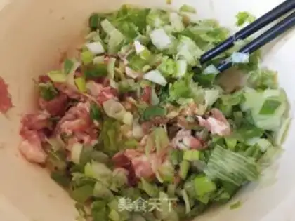 Make Celery pepper pork dumplings step 3
