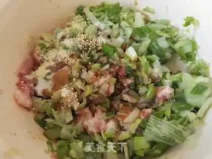 Make Celery pepper pork dumplings step 4