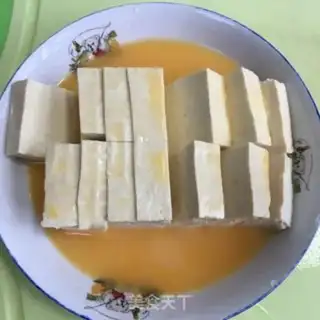 Make Eggs are fried tofu step 1