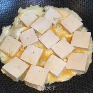 Make Eggs are fried tofu step 2
