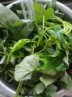 Make Clear the red potato leaves step 0