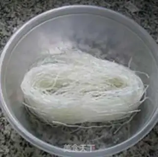 Make Shrimp hides, flower fan soup step 1