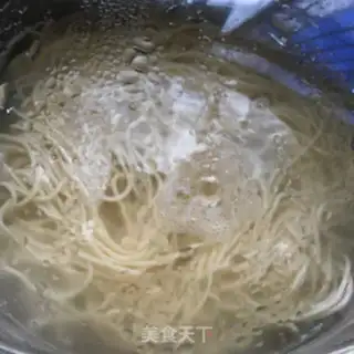 Make Tomato eggs and noodles step 5