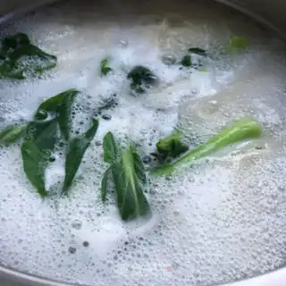 Make Tomato eggs and noodles step 6