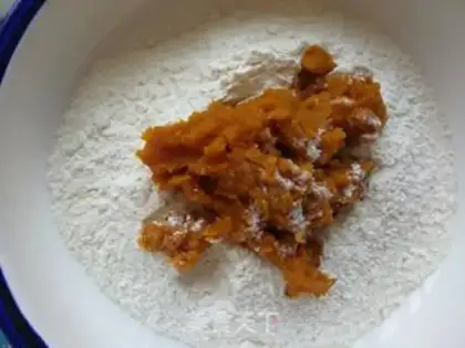 Make Onion pepper saline horn roll step 1
