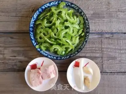 Make Five flowers and a bitter melon step 0