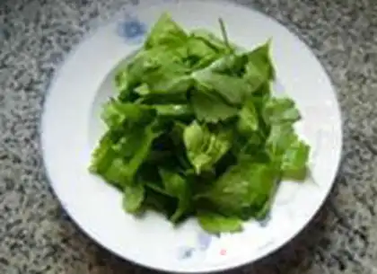 Make Celery leaves and oil soup step 1