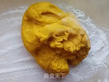 Make Onion pepper saline horn roll step 13