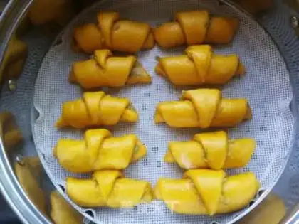 Make Onion pepper saline horn roll step 24