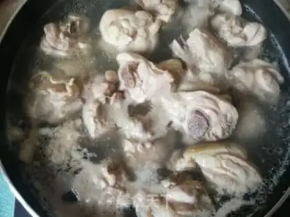 Make White fungus weed chicken leg soup step 1