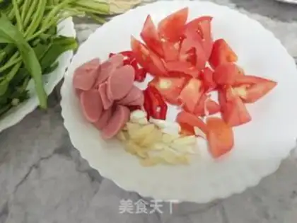 Make Vegetable sausage noodles step 1