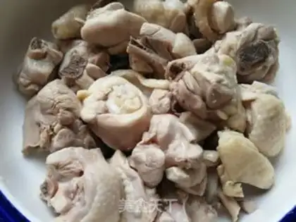 Make White fungus weed chicken leg soup step 2