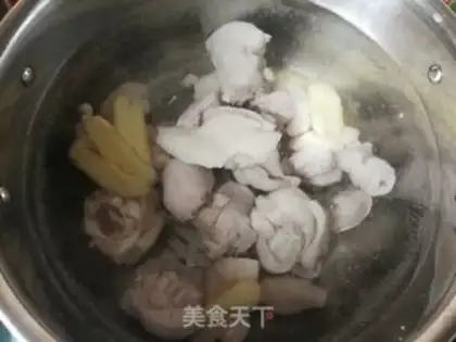 Make White fungus weed chicken leg soup step 3