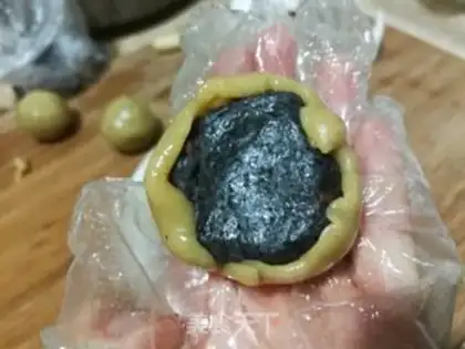 Make A broad black sesame moon cake step 5