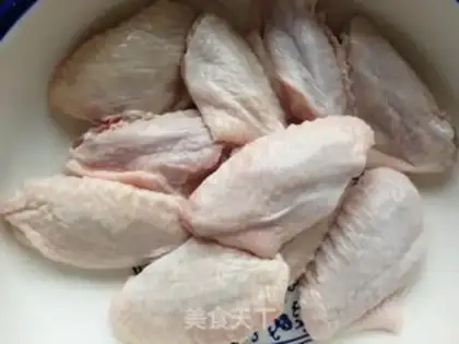 Make The chicken wings of turkey sauce step 0