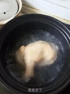 Make Tomato chicken leg soup step 1