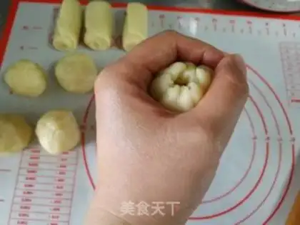 Make Kyo-kyung has come for the moon cake step 16