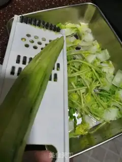 Make Quick-fried gold soup and sour fish step 5