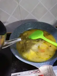 Make Quick-fried gold soup and sour fish step 7